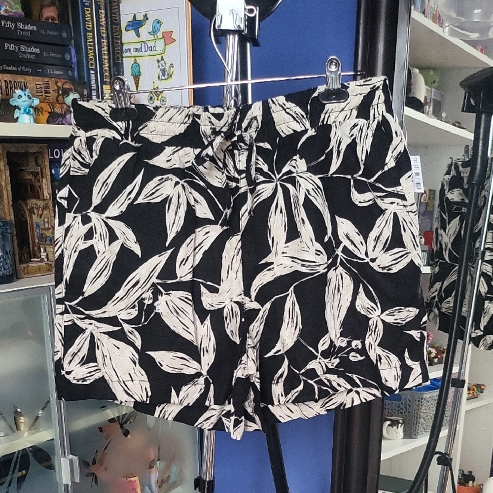 Black and White Leaf Print Women's Linen Shorts With Drawstrings
